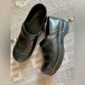 Black Dansko clogs women’s narrow 39